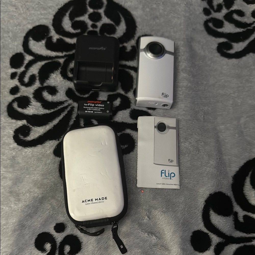 Flip Video Camera with Case, includes battery and battery charger! Like new